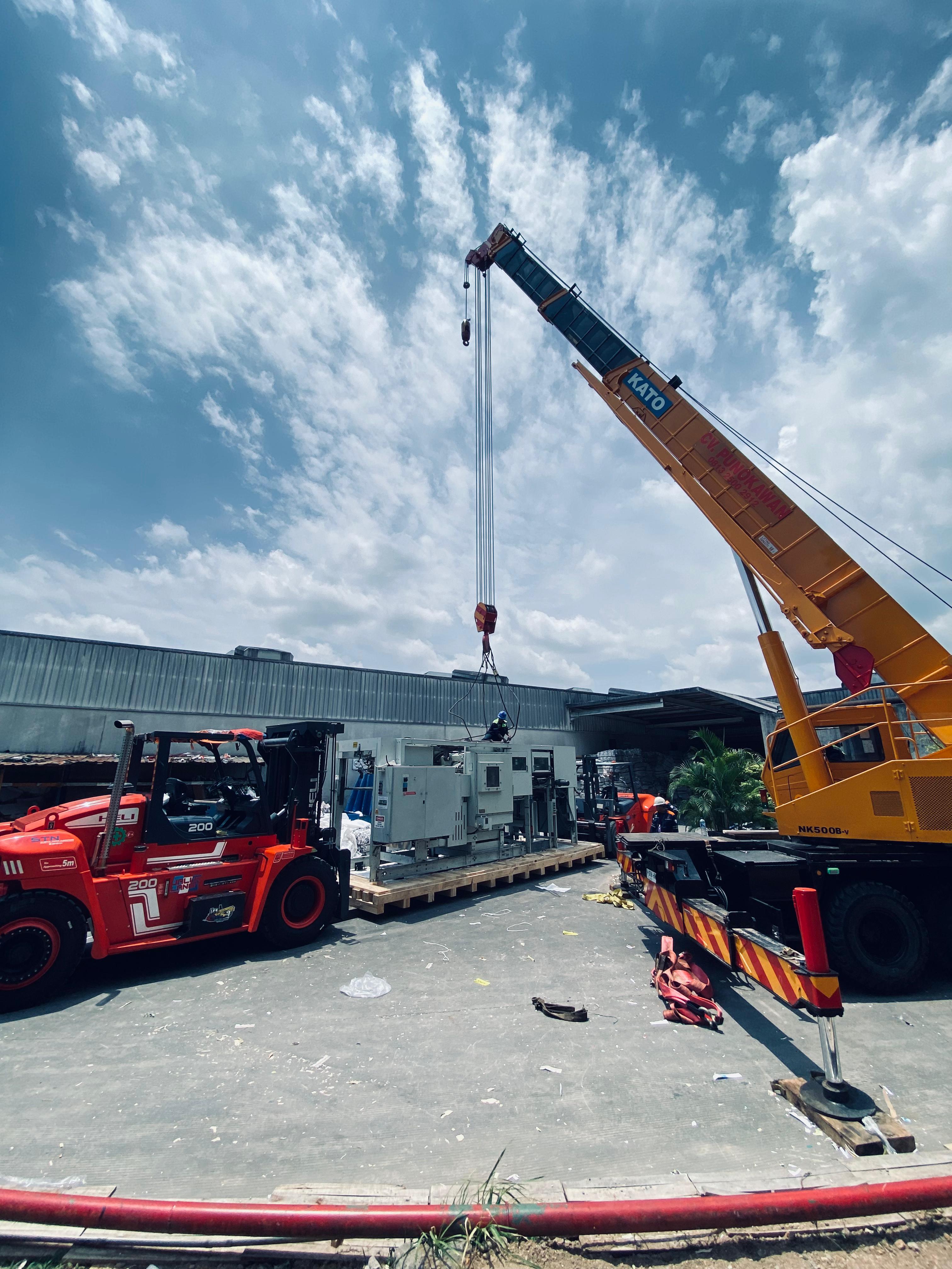 Crane 50 ton dan Forklift 20 ton bongkar mesin kertas - CV. Sakti Trans Nusantara