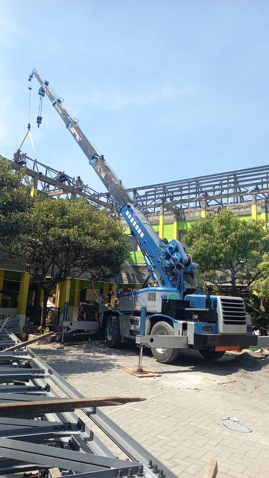 Crane 8 ton ereksen baja - CV. Sakti Trans Nusantara