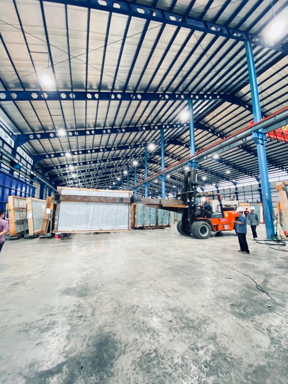 Forklift 10 ton muat kaca pabrik - CV. Sakti Trans Nusantara