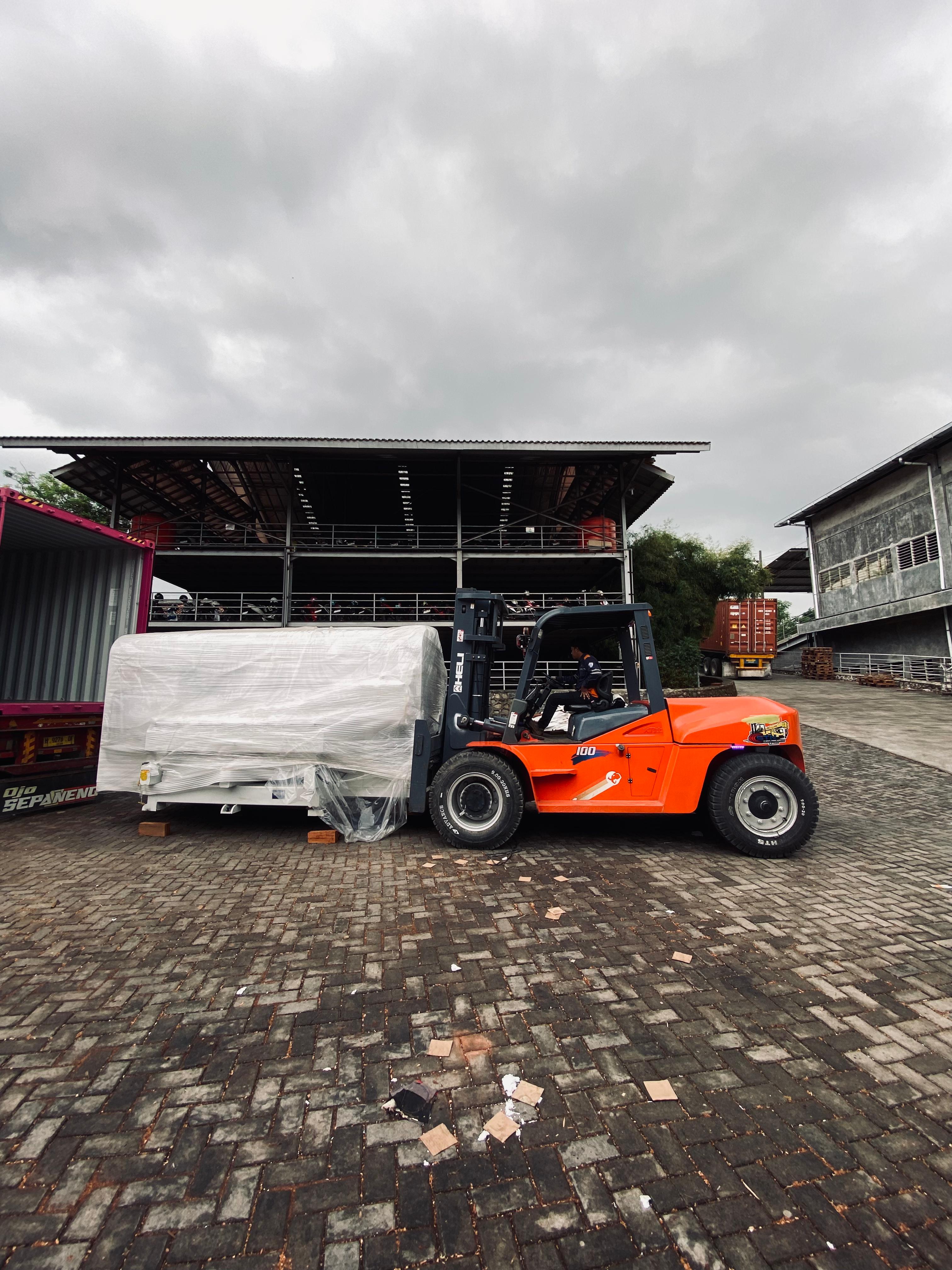 Forklift 10 ton pindah mesin pabrik kayu - CV. Sakti Trans Nusantara