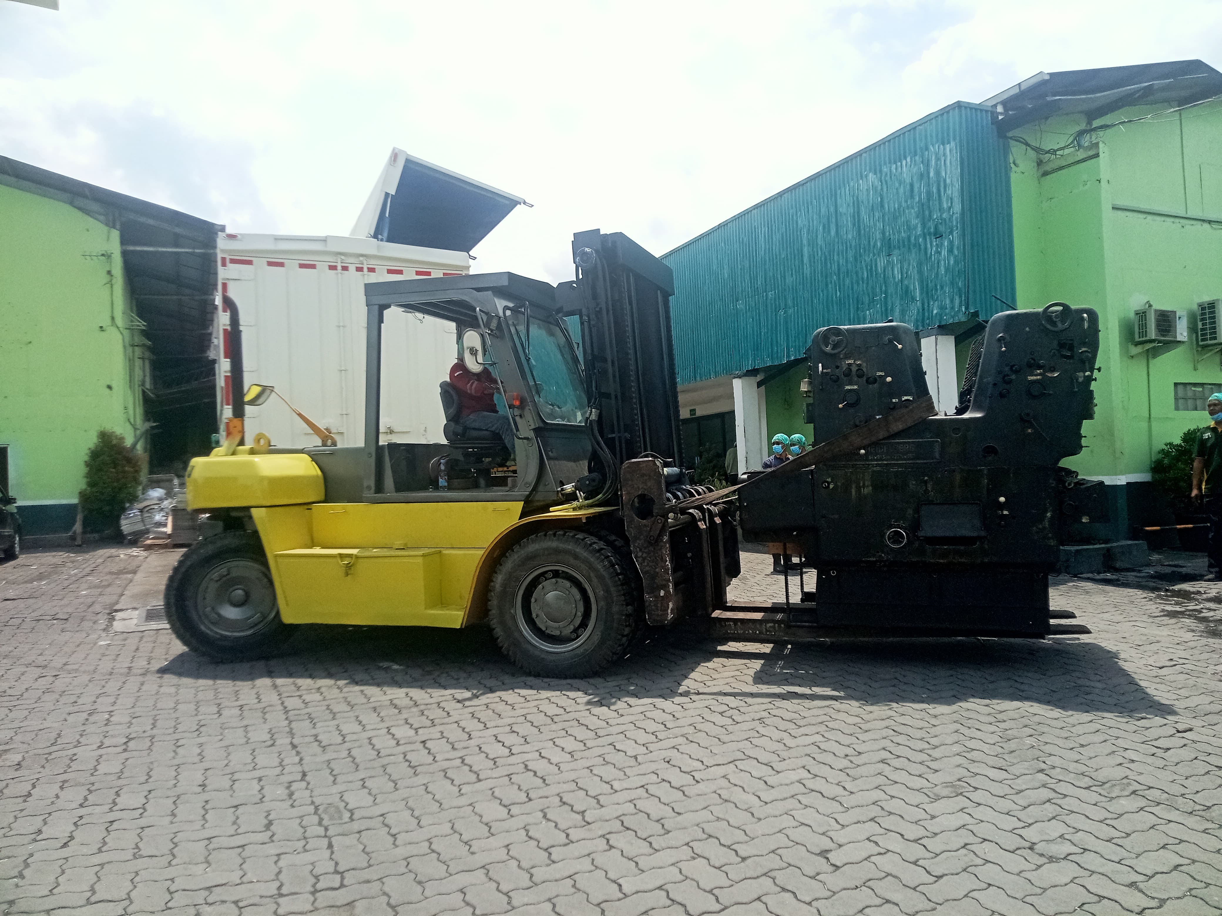 Forklift 12 ton muat mesin pabrik kertas - CV. Sakti Trans Nusantara