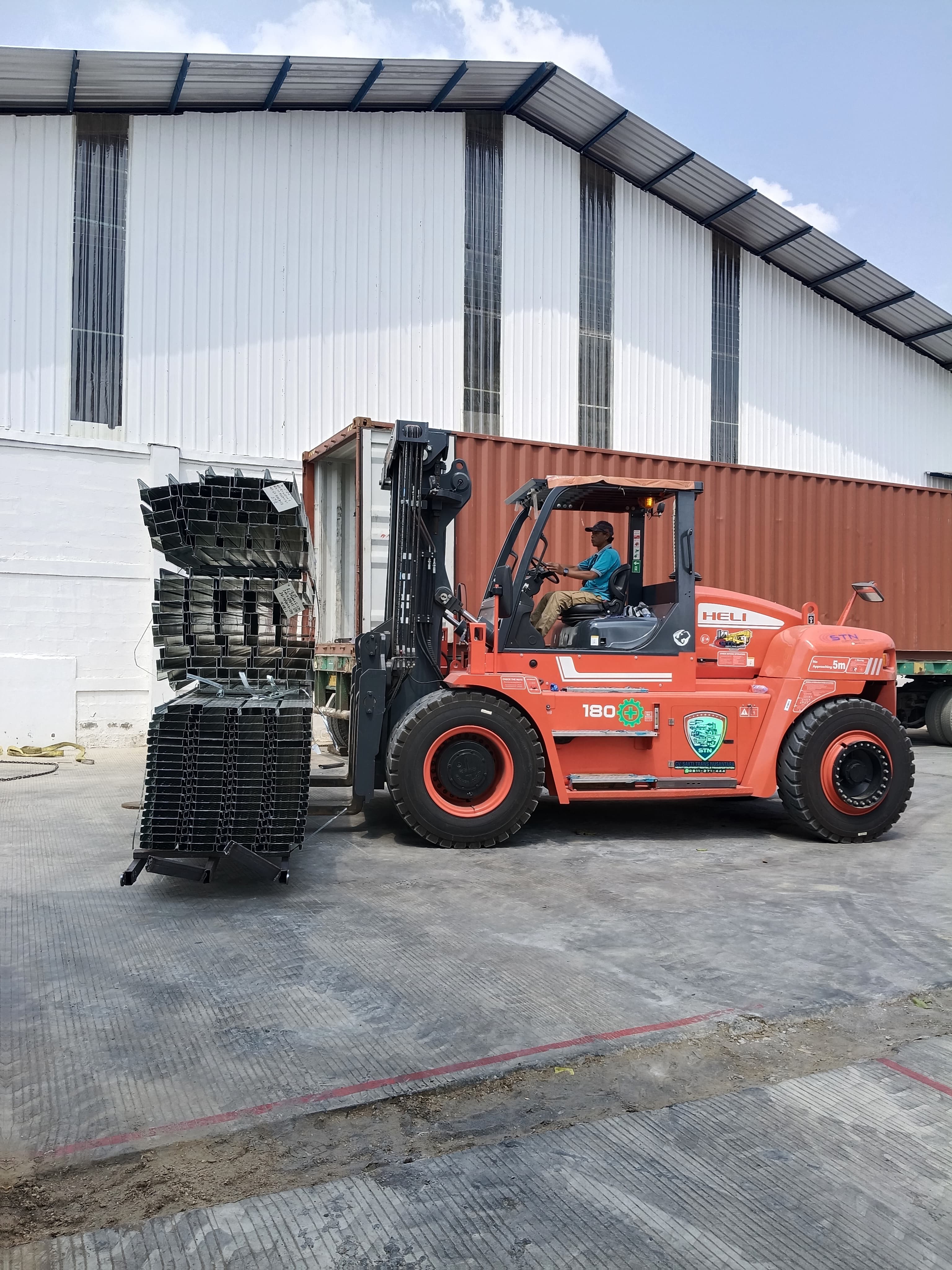 Forklift 18 ton moving baja - CV. Sakti Trans Nusantara