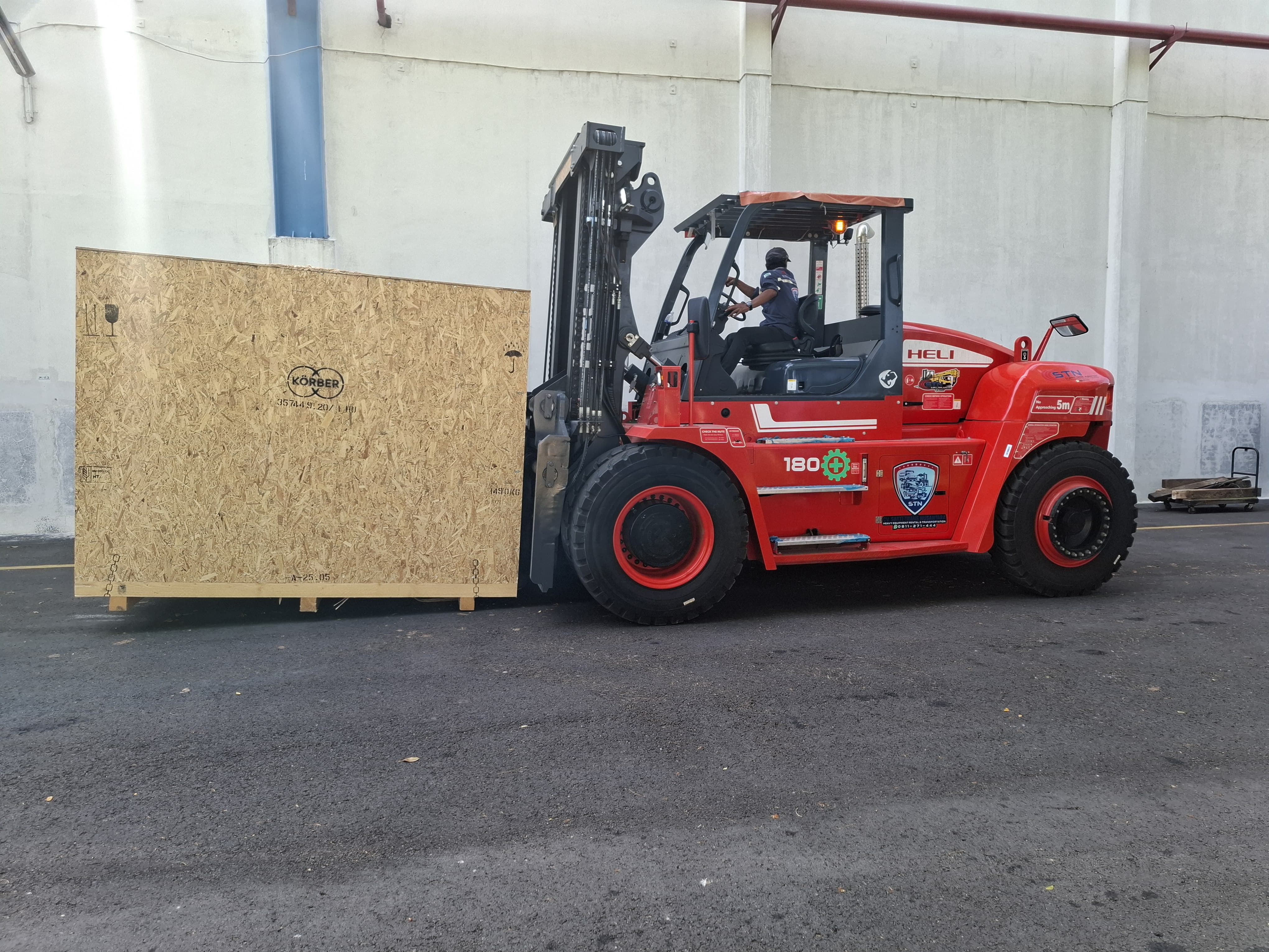 Forklift 18 ton moving mesin pabrik rokok - CV. Sakti Trans Nusantara