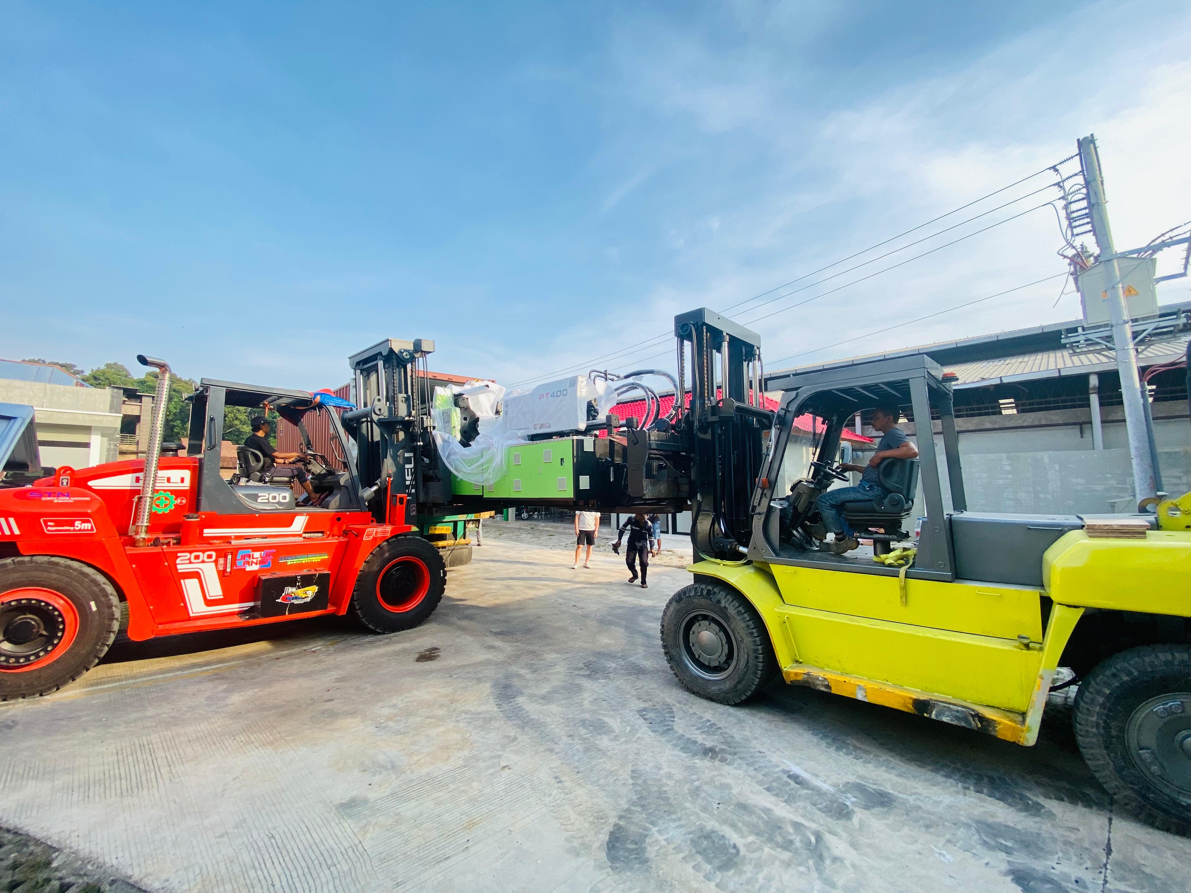Forklift 20 ton & forklift 12 ton unloading mesin - CV. Sakti Trans Nusantara