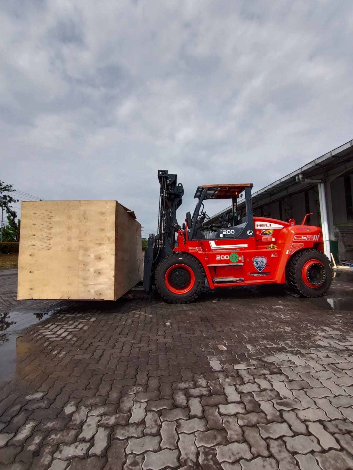 Forklift 20 ton moving mesin pabrik kertas - CV. Sakti Trans Nusantara