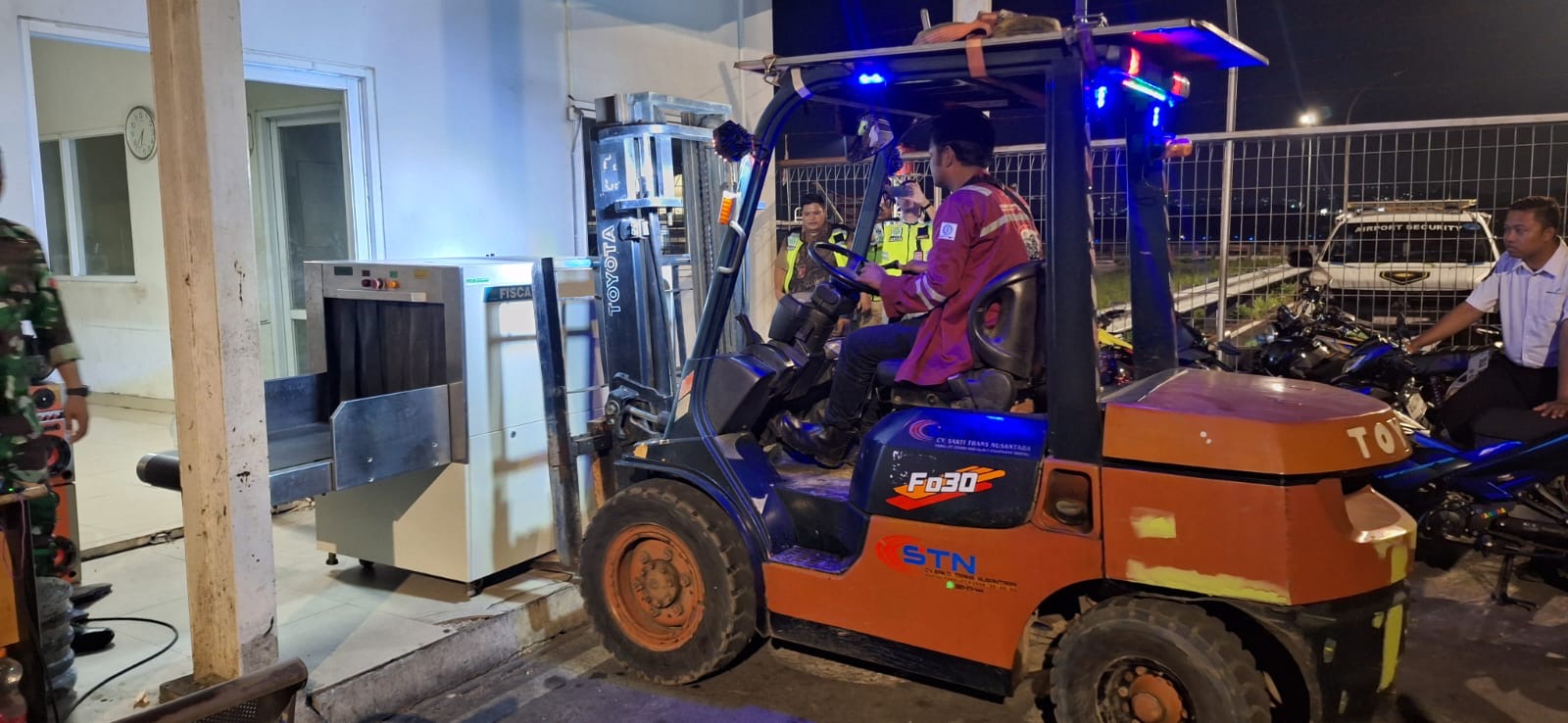 Forklift 3 ton kerja bandara ahmad yani - CV. Sakti Trans Nusantara