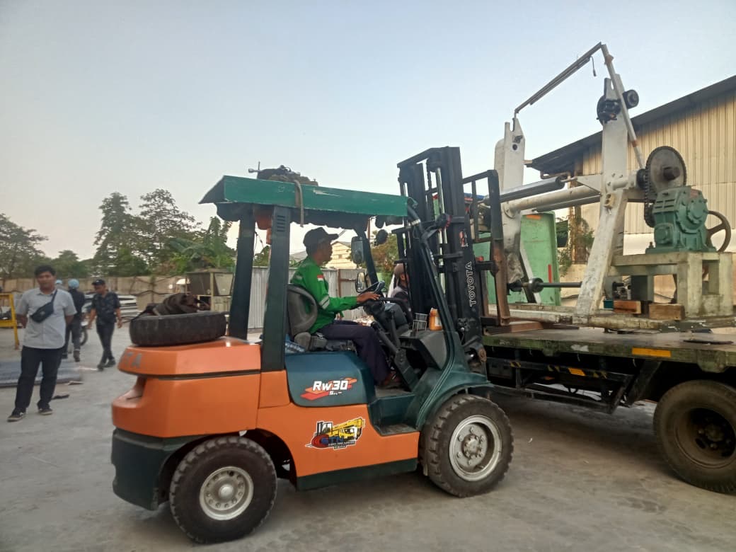 Forklift 3 ton muat mesin kertas - CV. Sakti Trans Nusantara