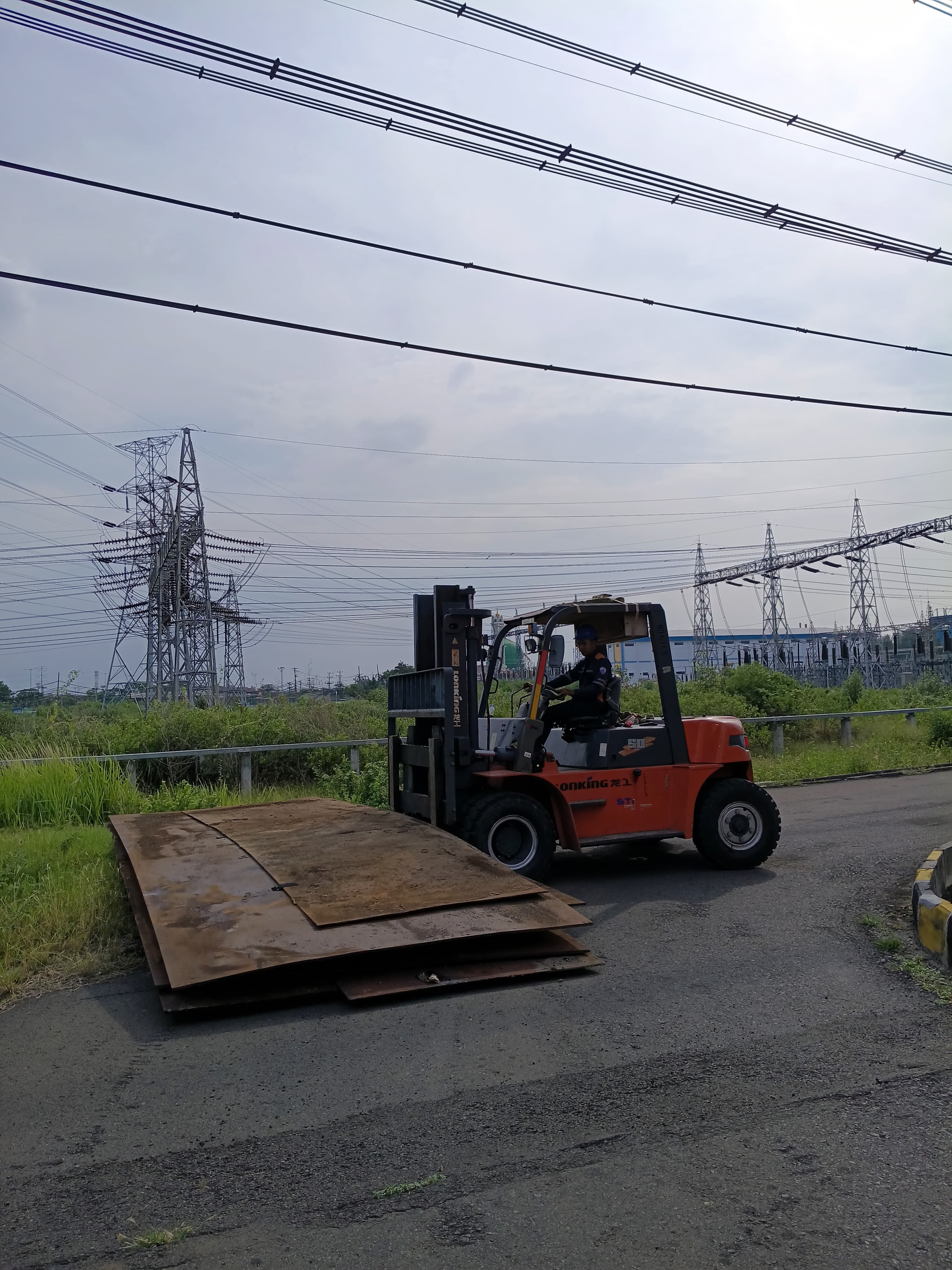 Forklift 5 ton bongkar plat besi - CV. Sakti Trans Nusantara