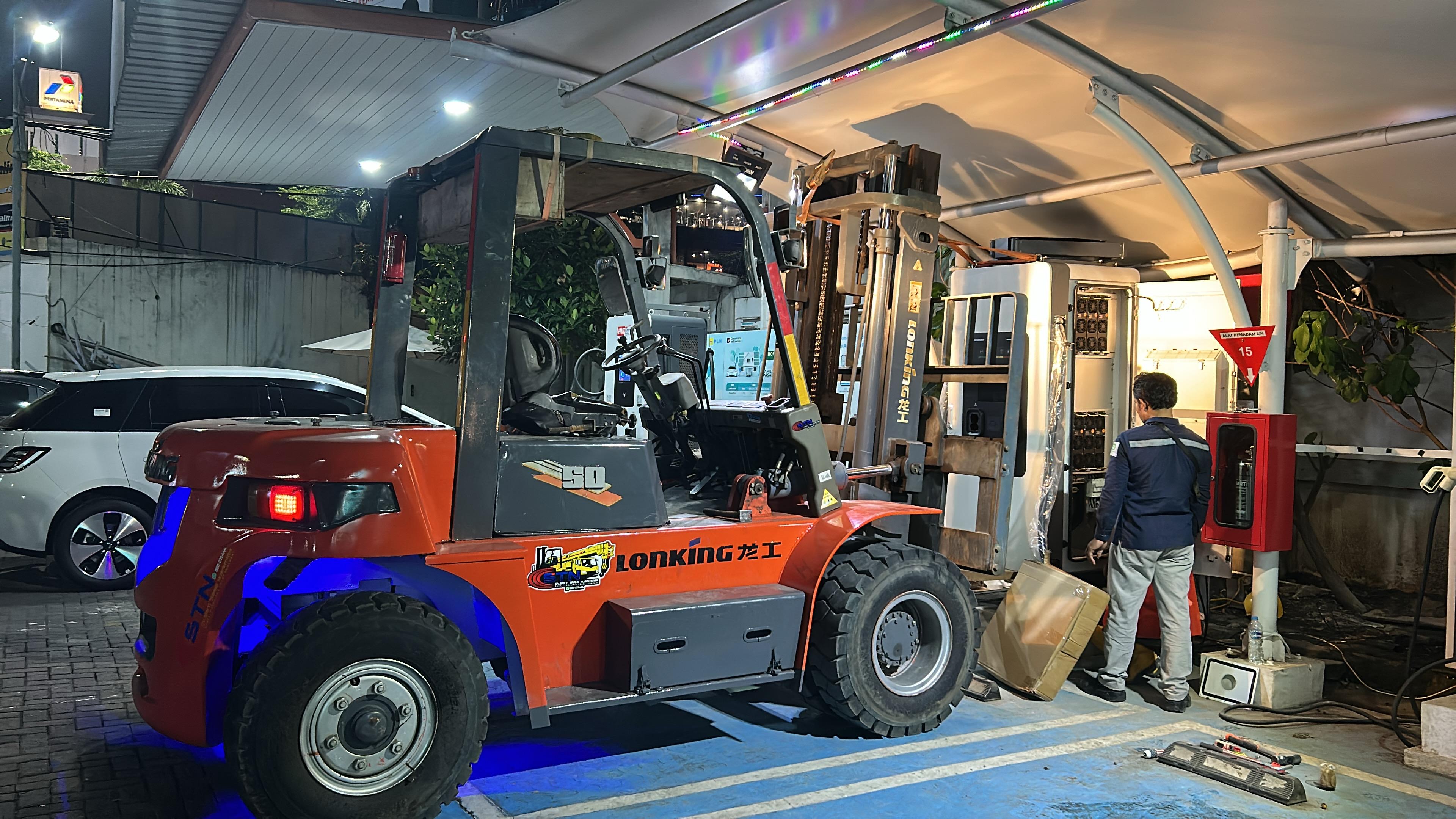 Forklift 5 ton setting mesin shift malam - CV. Sakti Trans Nusantara