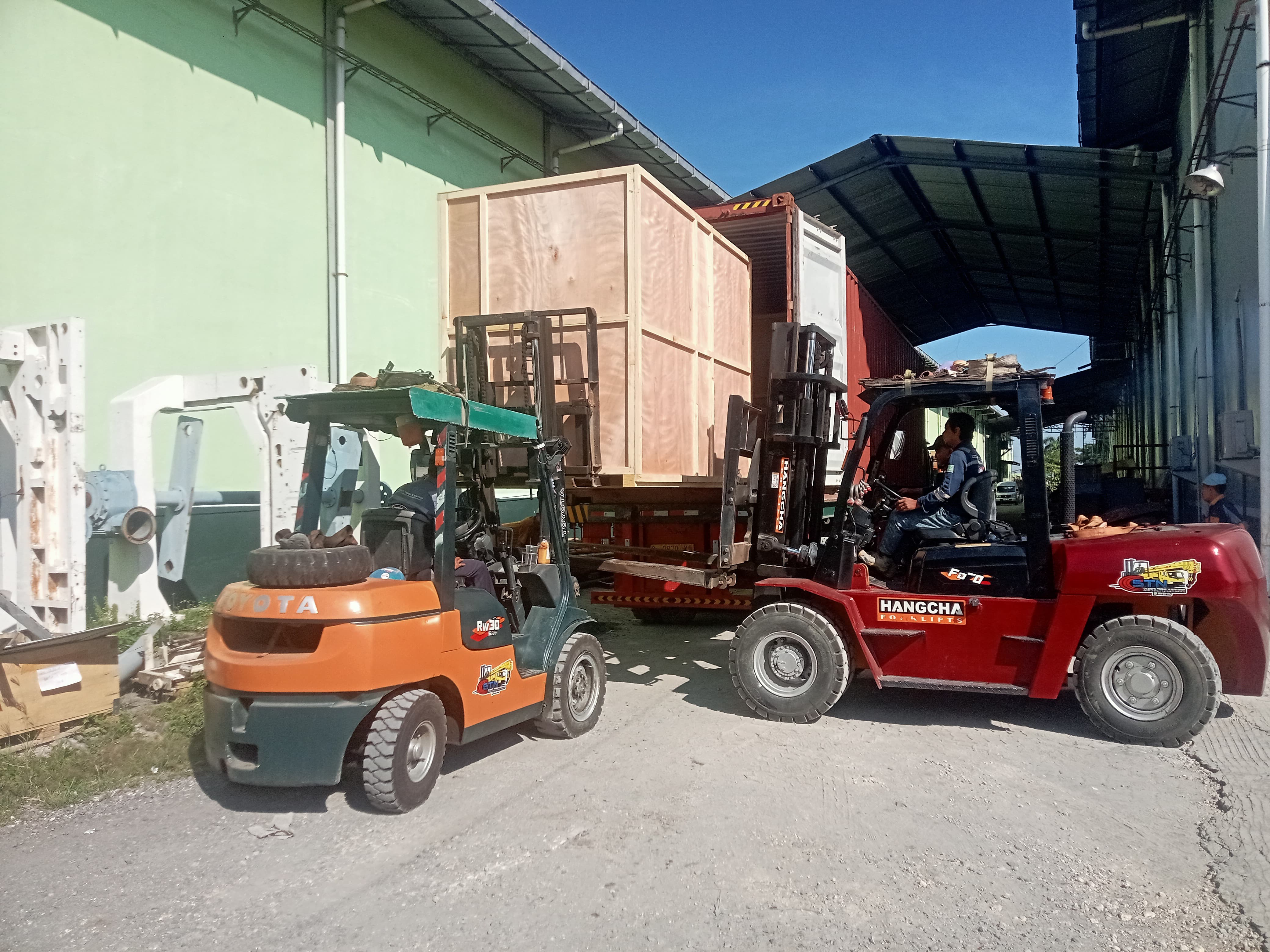 Forklift 7 ton & forklift 3 ton menurunkan mesin pabrik kertas - CV. Sakti Trans Nusantara