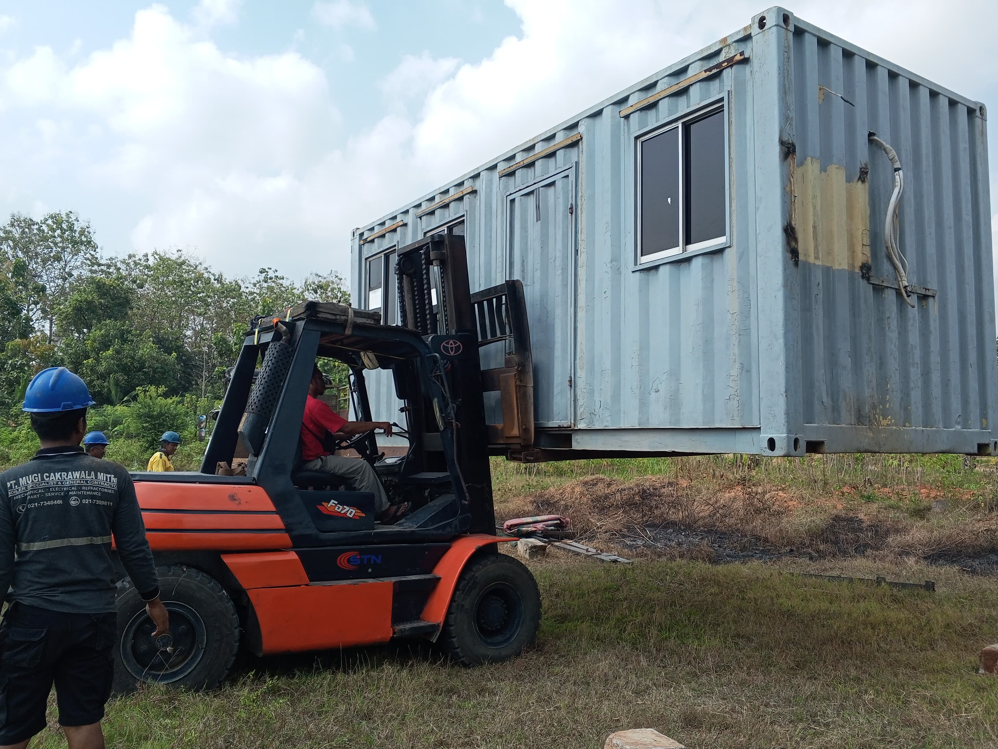 Forklift 7 ton bongkar container office - CV. Sakti Trans Nusantara