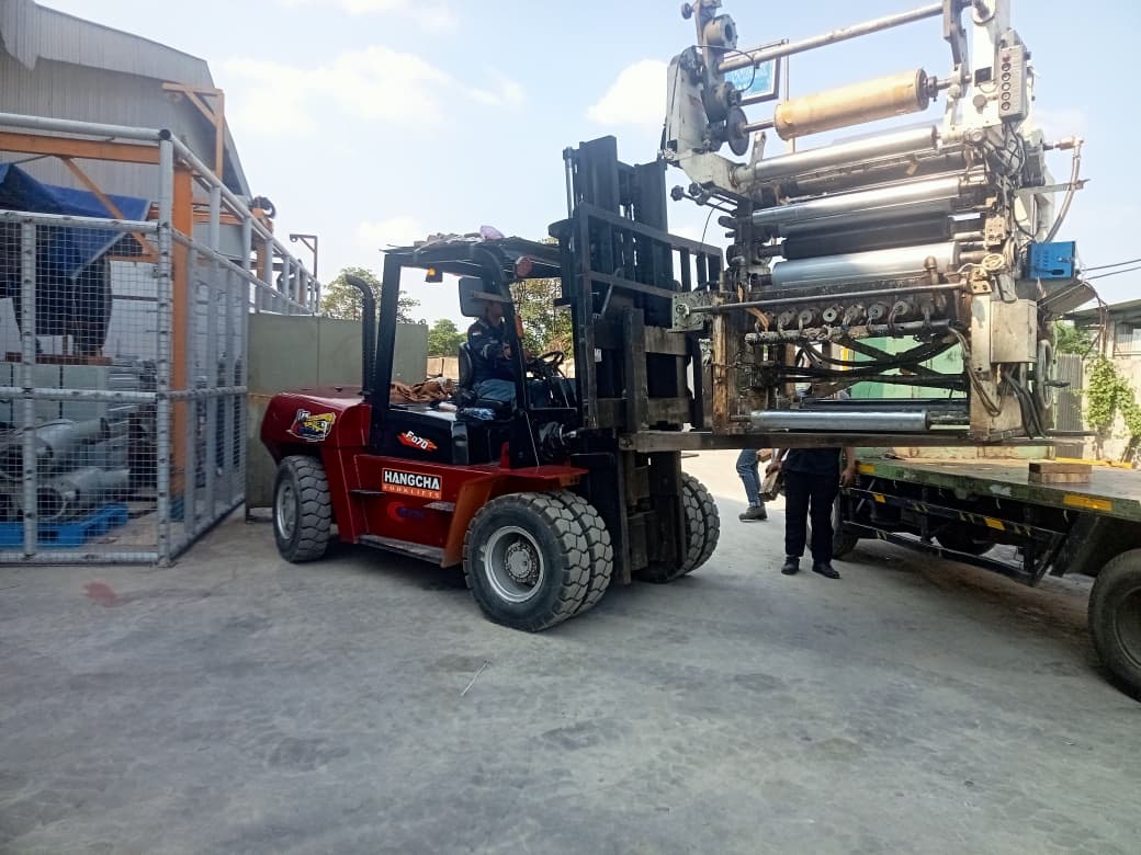 Forklift 7 ton muat mesin kertas - CV. Sakti Trans Nusantara