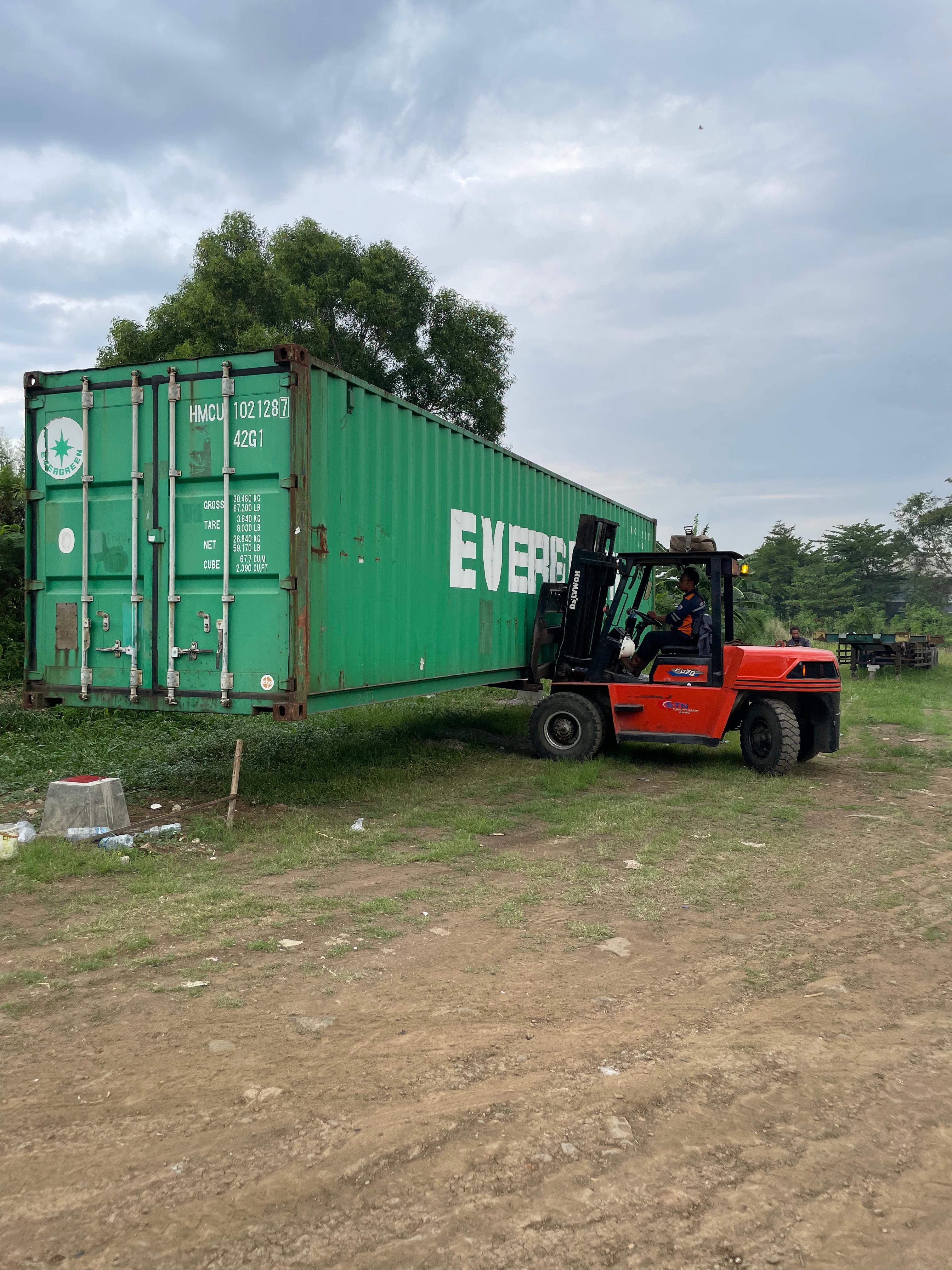 Forklift 7 ton pindah container 40 ft - CV. Sakti Trans Nusantara