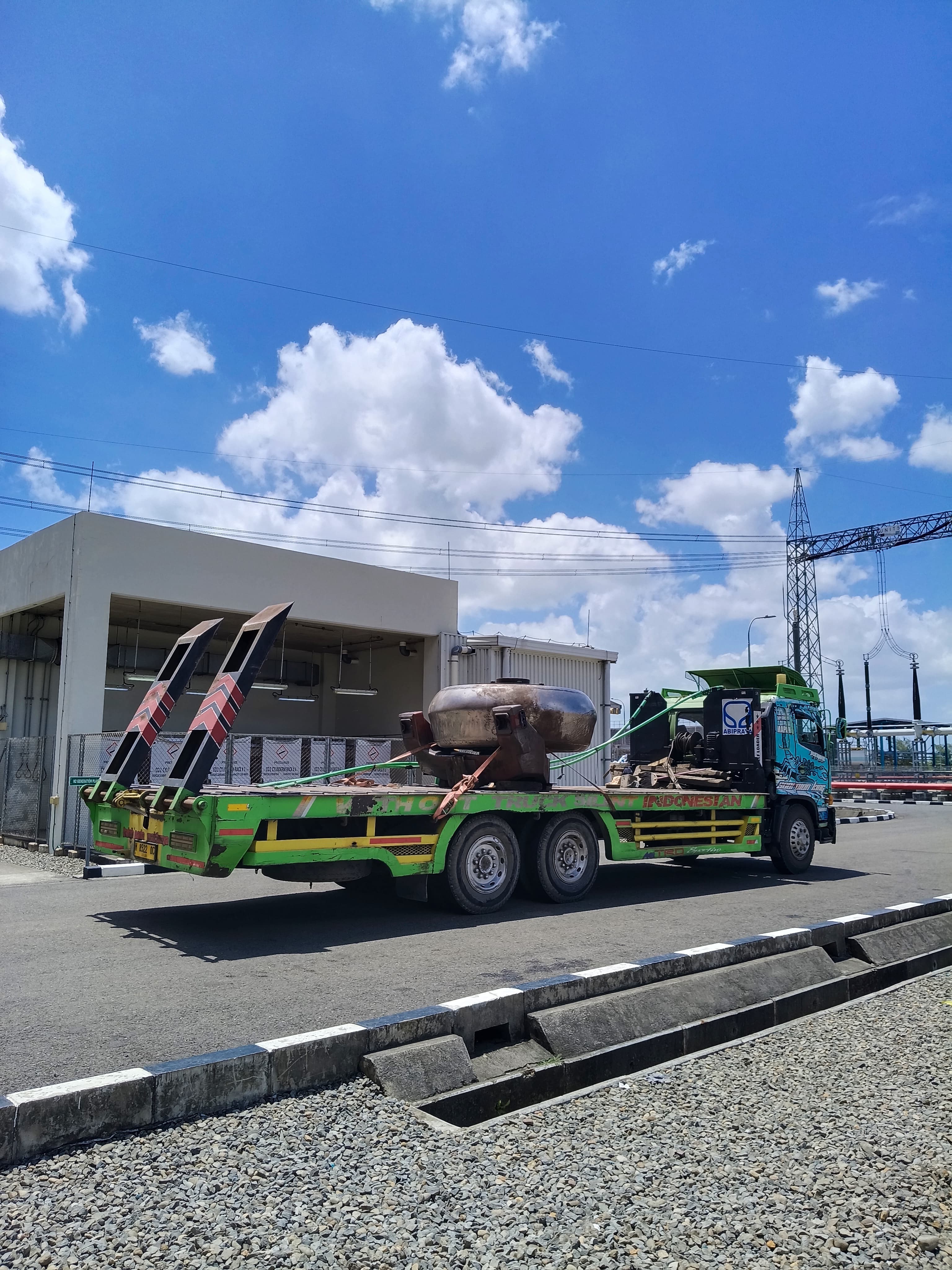 Logistik selfloader muat mesin PLTU - CV. Sakti Trans Nusantara