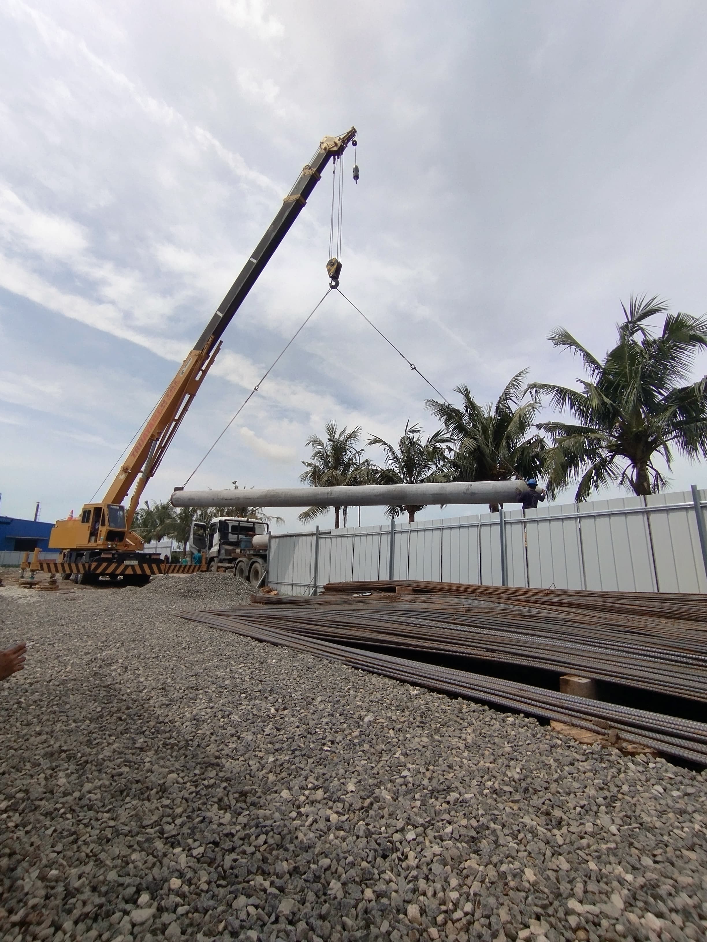 Mobil crane 25 ton bongkar pancang - CV. Sakti Trans Nusantara
