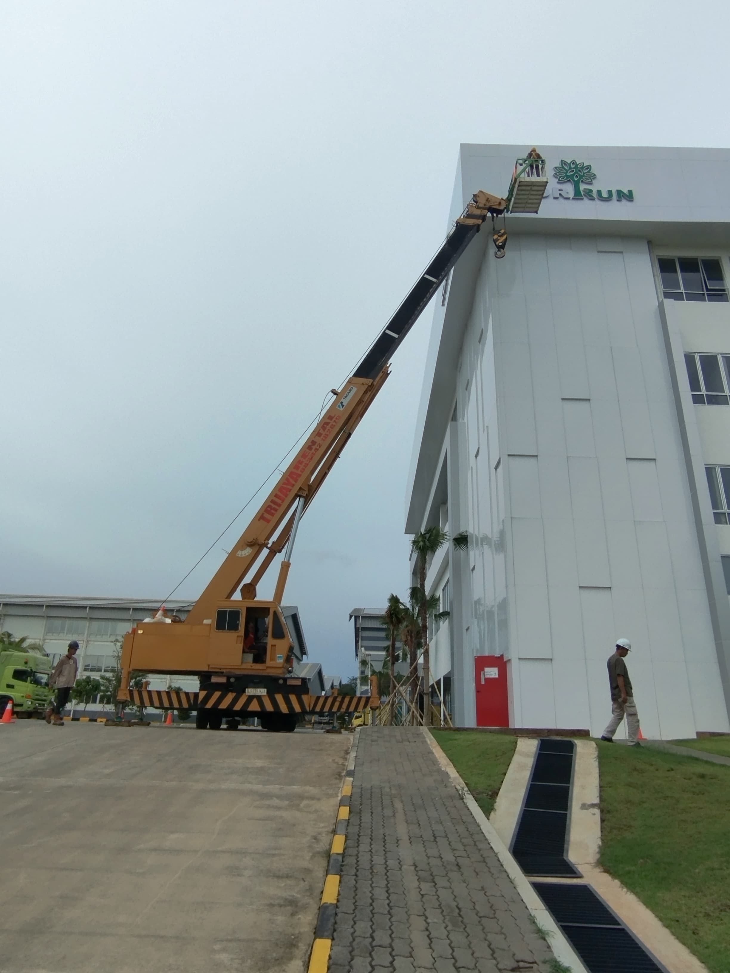 Mobil crane 25 ton keranjang - CV. Sakti Trans Nusantara