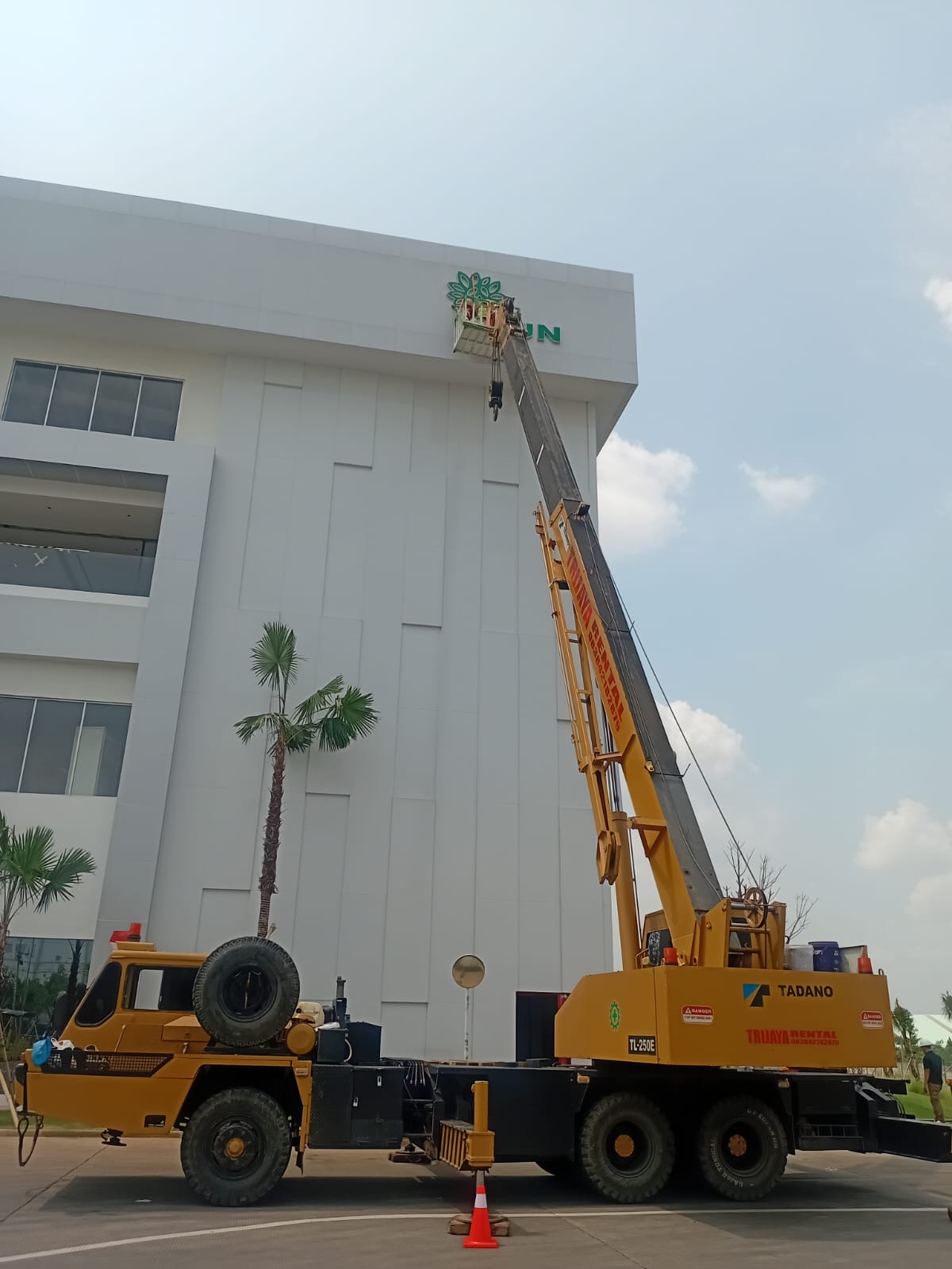 Mobil Crane 25 Ton pemasangan logo pabrik - CV. Sakti Trans Nusantara