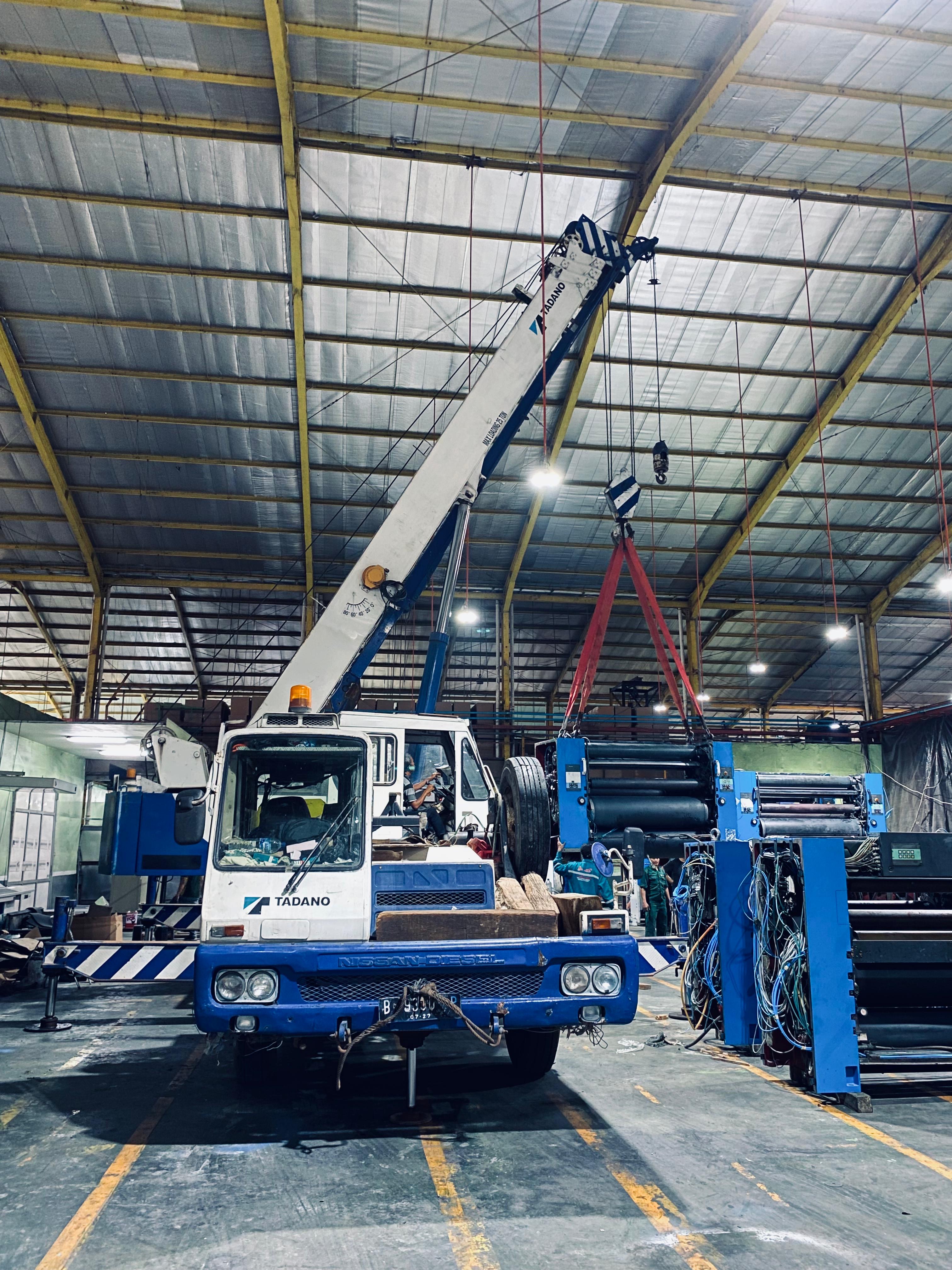 Mobil crane 25 ton setting mesin pabrik - CV. Sakti Trans Nusantara