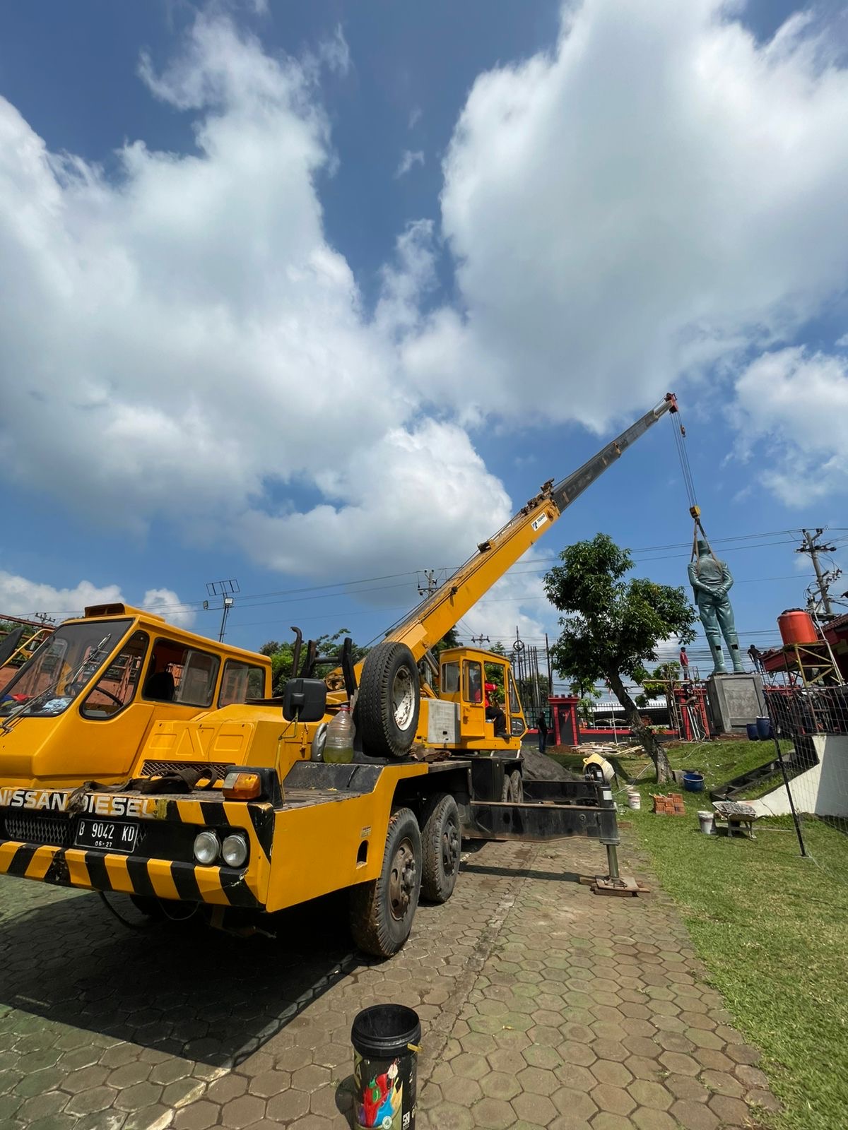 Mobil Crane 30 ton pemasangan patung  - CV. Sakti Trans Nusantara