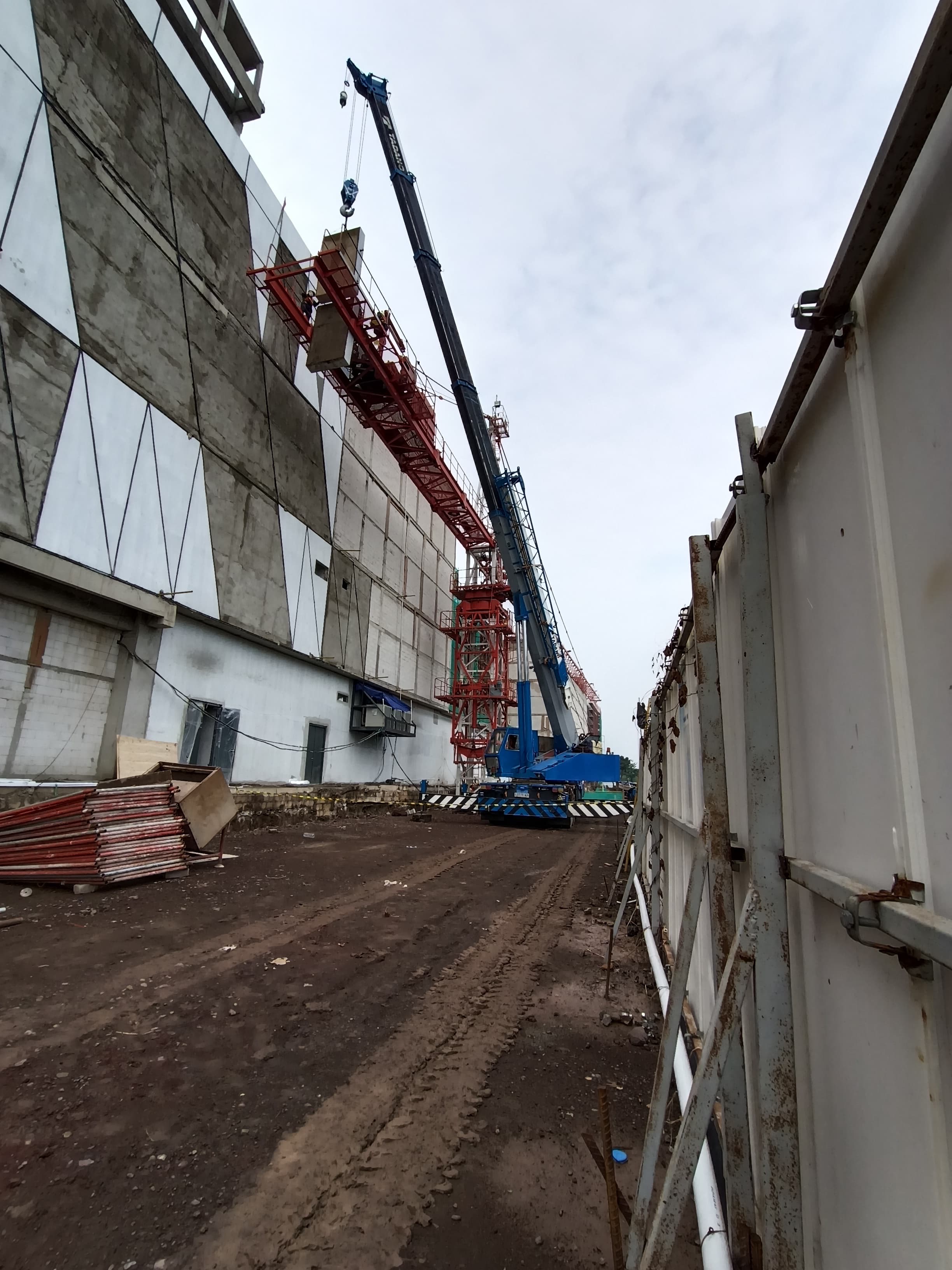 Mobil crane 50 Ton bongkar TC proyek - CV. Sakti Trans Nusantara