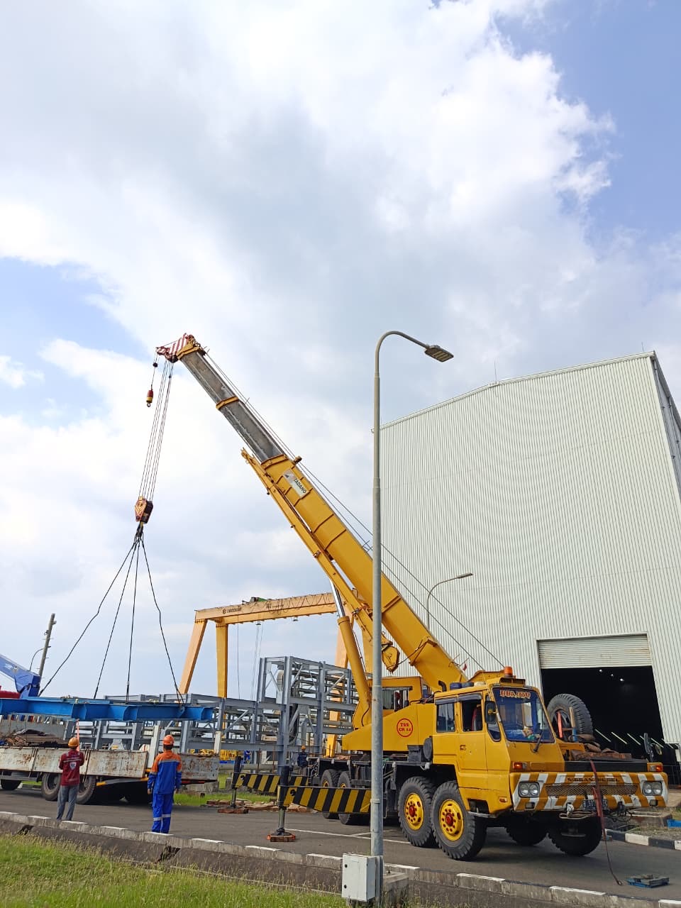 Mobil crane 50 ton moving mesin - CV. Sakti Trans Nusantara