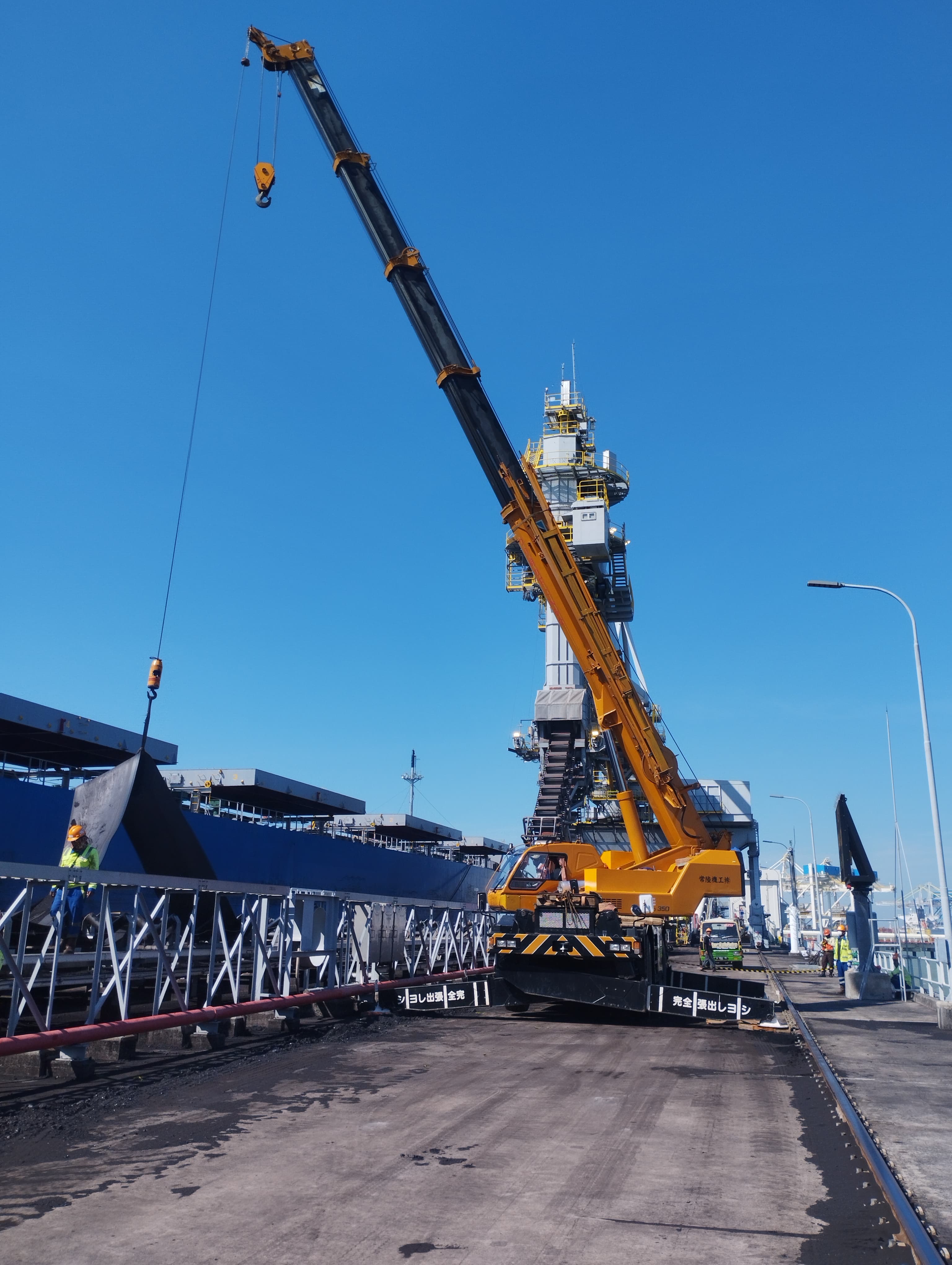Roughter 35 ton bongkar conveyer belt di PLTU Jepara - CV. Sakti Trans Nusantara