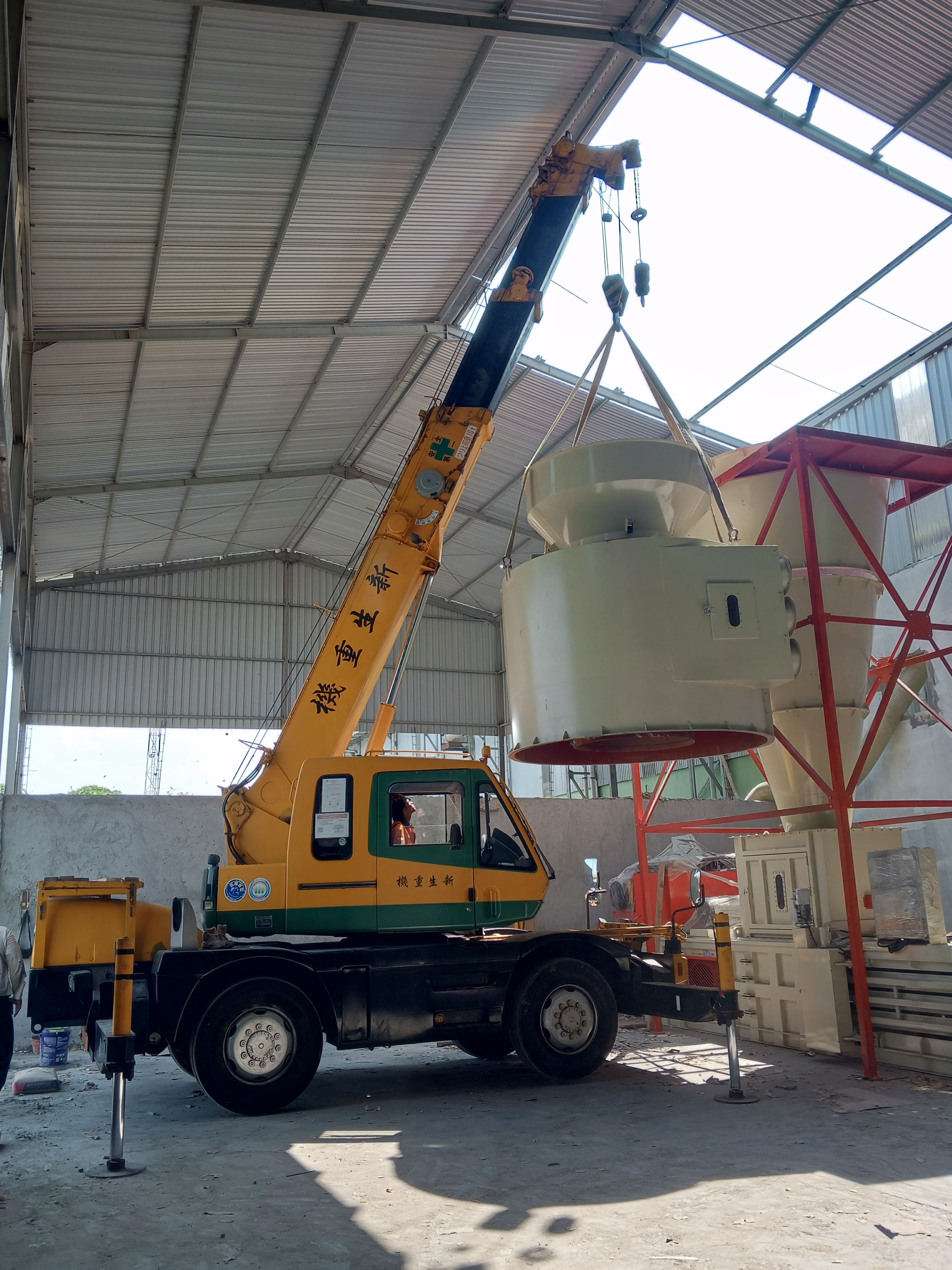 Roughter crane 10 ton setting cerobong pabrik - CV. Sakti Trans Nusantara