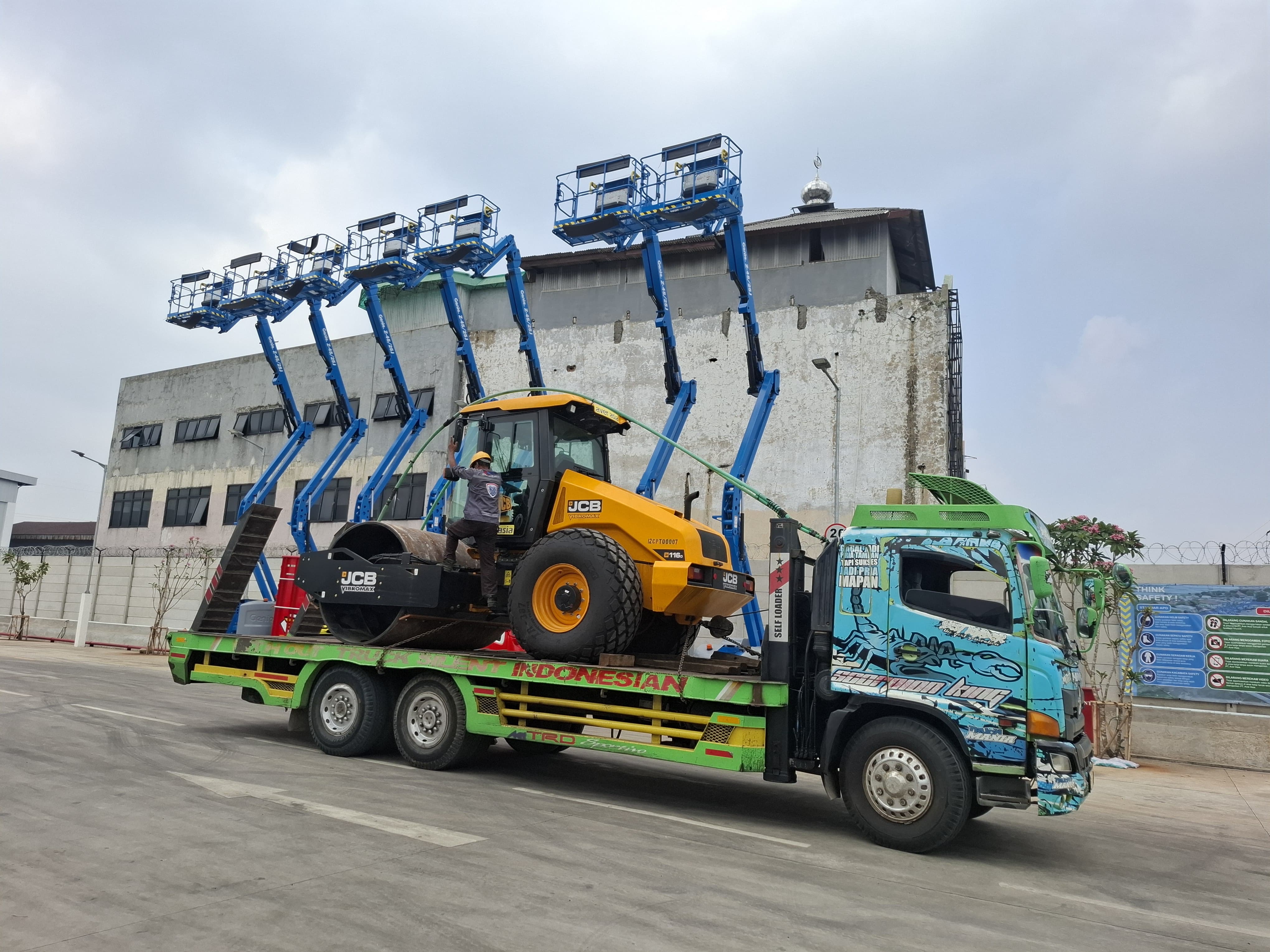 Selfloader mobilisasi muat vibro - CV. Sakti Trans Nusantara