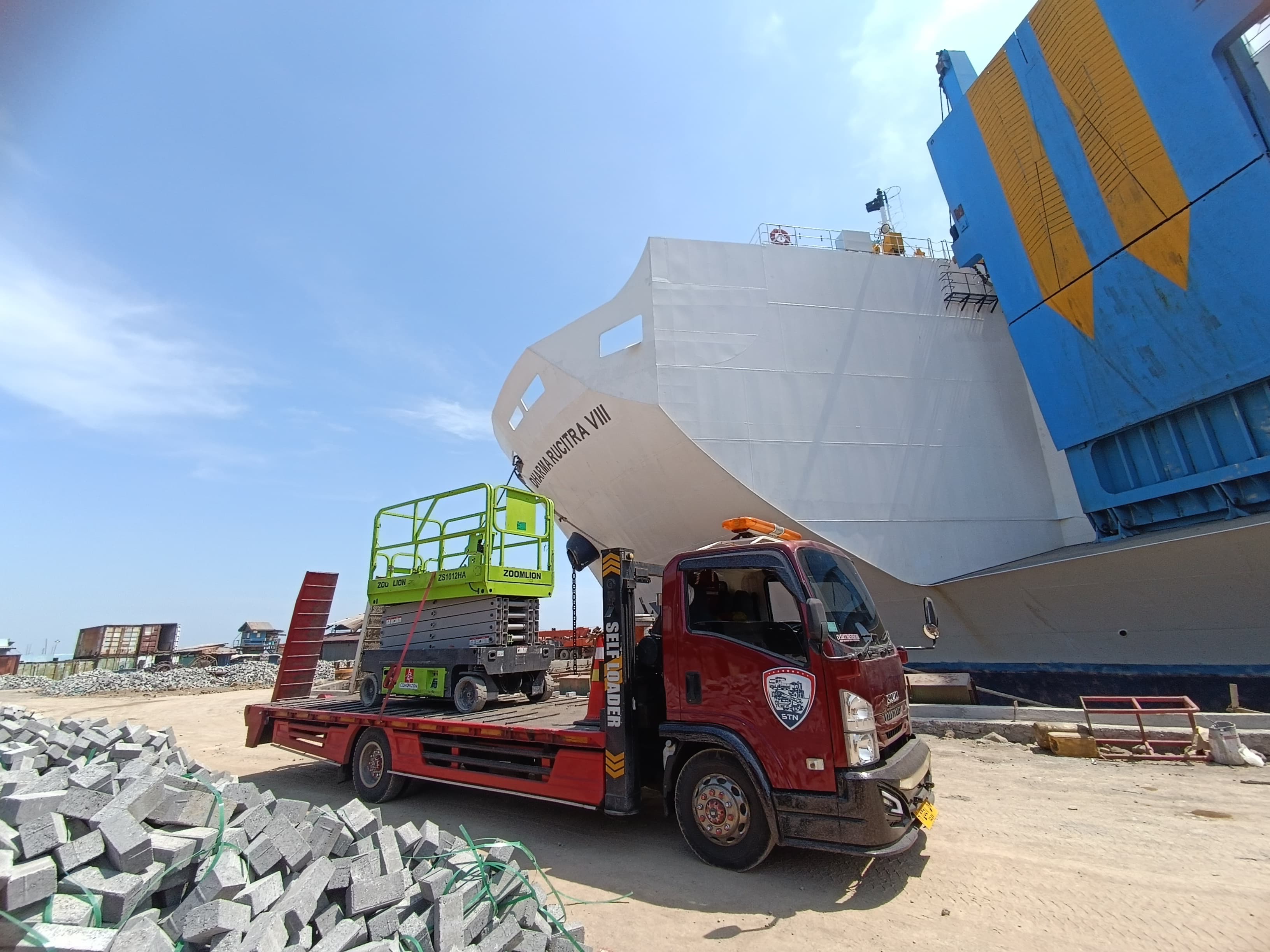 Selfloader muat scissorslift kontrak bulanan - CV. Sakti Trans Nusantara