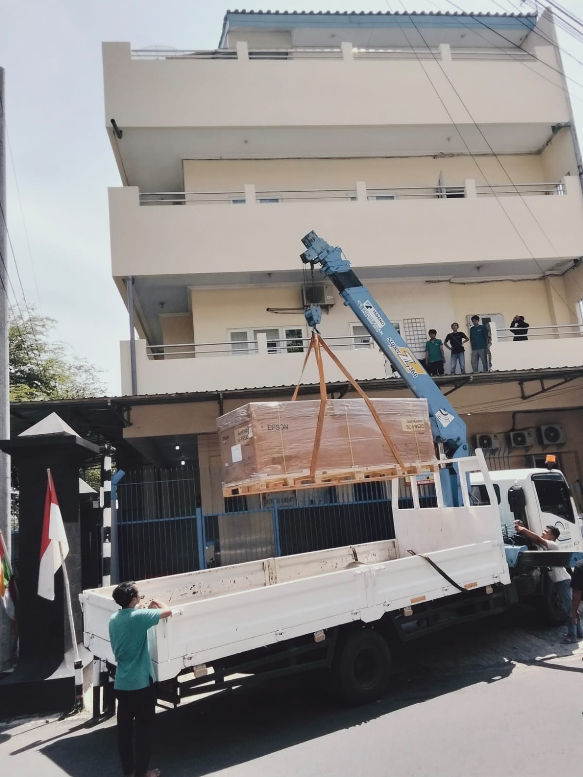 Truck Crane 3 ton lifting mesin toko printing - CV. Sakti Trans Nusantara